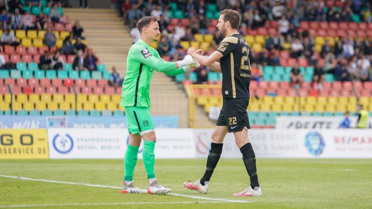 Bestritt sein zweites Punktspiel für Meppen: Constatin Frommann (links, mit Steffen Puttkammer). GER, 3. Liga, 38. Spieltag: FC Viktoria Berlin vs SV Meppen