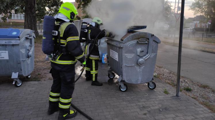 Sonnabend gegen 5 Uhr in der Früh löschten Wittenberger Feuerwehrkameraden einen brennenden Papiercontainer im Horning. 