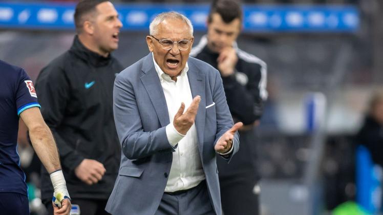 ARCHIV - Hertha-Coach Felix Magath baut sein Team auf. Foto: Andreas Gora/dpa - WICHTIGER HINWEIS: Gemäß den Vorgaben der DFL Deutsche Fußball Liga bzw. des DFB Deutscher Fußball-Bund ist es untersagt, in dem Stadion und/oder vom Spiel angefertigte Fotoaufnahmen in Form von Sequenzbildern und/oder videoähnlichen Fotostrecken zu verwerten bzw. verwerten zu lassen. ARCHIV - Hertha-Coach Felix Magath baut sein Team auf. Foto: Andreas Gora/dpa - WICHTIGER HINWEIS: Gemäß den Vorgaben der DFL Deutsche Fußball Liga bzw. des DFB Deutscher Fußball-Bund ist es untersagt, in dem Stadion und/oder vom Spiel angefertigte Fotoaufnahmen in Form von Sequenzbildern und/oder videoähnlichen Fotostrecken zu verwerten bzw. verwerten zu lassen.
