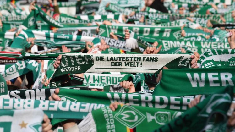 ARCHIV - Die Werder-Fans hoffen auf den Aufstieg. Foto: Carmen Jaspersen/dpa