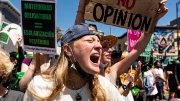 Einige nennen es den «Sommer der Wut»: Zehntausende Amerikaner protestieren für Abtreibungsrechte. Foto: Noah Berger/AP/dpa