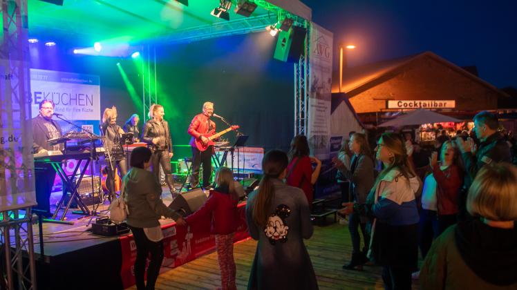 Die Band „Back to Music“ sorgte am Sonnabend für eine ausgelassene Partystimmung beim Hafenfest in Boizenburg. Bis in den frühen Morgen wurde ausgiebig gefeiert.