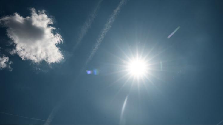 Die Sonne scheint bei sommerlichen Temperaturen vpm blauen Himmel. Foto: Daniel Vogl/dpa/Symbolbild