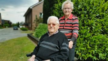 Gemeinsam daheim leben weiterhin der 100-jährige Johannes Thale und seine Frau Emma (93). Fast täglich sind sie zu Spaziergängen unterwegs.
