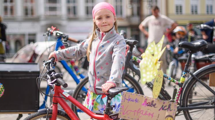 Eine Fahrraddemo von und für radelnde Familien und Kinder fand am Sonnabend in Rostock statt. Etwa 250 Pedalritter forderten fröhlich klingelnd sicherere Radwege ein. Darunter die siebenjährige Gretarösi. Sie hat ganz alleine ein Schild für ihr Fahrrad gestaltet.