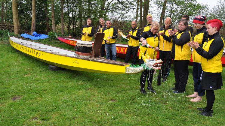 Drachenköpp-Sprecherin Manja Albustin tauft das neue Drachenboot traditionell mit Sekt.