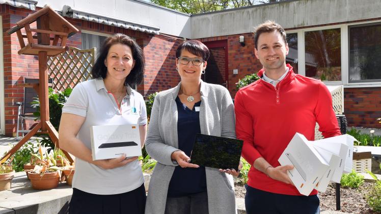 Fünf Tablets fürs Hospiz – darüber freute sich die Leiterin Ivonne Fischer (mi.), hier mit Golfsekretärin Andrea Koch und Golfmanager Andreas Riederer von der Golfanlage Warnemünde.