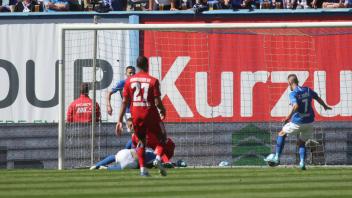 Nico Neidhart (Nr. 7) erzielt das 1:0 für den FC Hansa gegen den Hamburger SV.