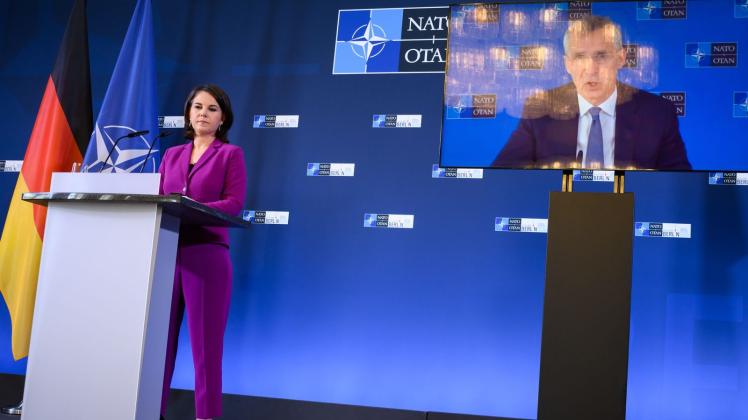 Der per Video zugeschaltete Nato-Generalsekretär Jens Stoltenberg äußert sich zusammen mit Annalena Baerbock (Bündnis 90/Die Grünen) bei einer Pressekonferenz am Ende des Treffens der Nato-Außenminister in Berlin. Foto: Bernd von Jutrczenka/dpa