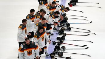 Nach ihrem Sieg hören die deutschen Spieler die Nationalhymne. Foto: Martin Meissner/AP/dpa - Nutzung nur nach vertraglicher Vereinbarung ACHTUNG: Dieses Foto hat dpa bereits im Bildfunk gesendet.