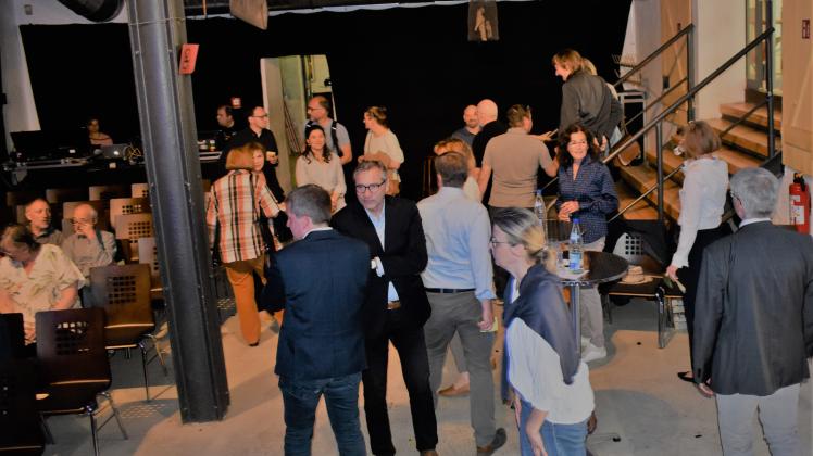 Workshop-Atmosphäre im Speicher. Zwischen den Gesprächsrunden laufen die Kurzfilme zu den Ergebnissen der Städtebauförderung in Schwerin