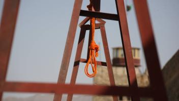 (141008) -- KABUL, Oct. 8, 2014 -- Gallows are seen before the execution at a central jail in Kabul, Afghanistan, on Oc