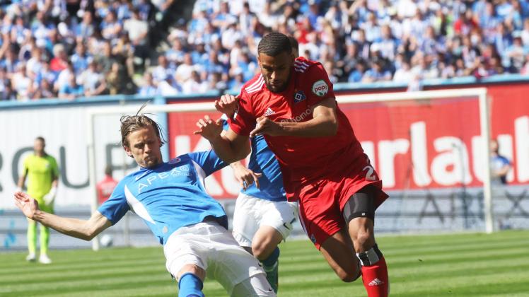 Bentley Baxter Bahn (l.) zeigte in seinem letzten Spiel für den FC Hansa wie die gesamte Mannschaft eine kämpferische Leistung. Doch am Ende mussten sich die Rostocker geschlagen geben. Insgesamt wurden zwölf Spieler verabschiedet.