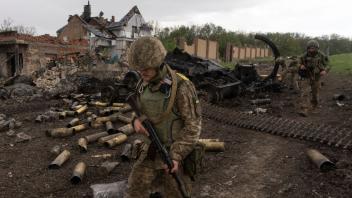 Ukrainische Soldaten patrouillieren in einem kürzlich zurückeroberten Dorf nördlich von Charkiw in der Ostukraine. Foto: Mstyslav Chernov/AP/dpa