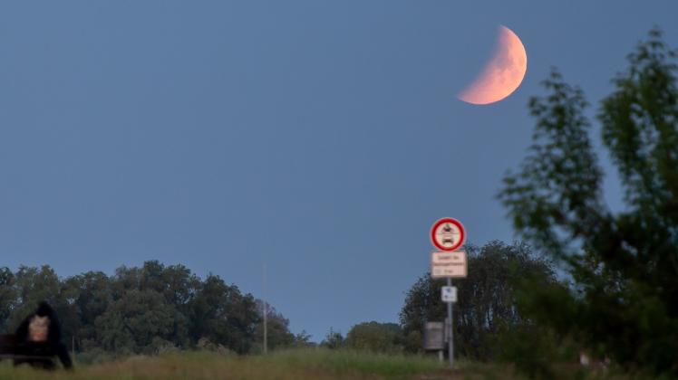Der Mond taucht in den Erdschatten ein. Am Montagmorgen konnten Frühaufsteher eine totale Mondfinsternis beobachten. 