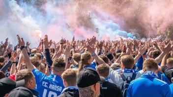 Hansa Fans sagen DANKE für die GEILE SAISON - 15.05.2022: Symbolbild: Fans F.C. Hansa Rostock - Obwohl der FC Hansa Ros