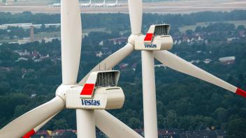 ARCHIV - Windräder mit einer Höhe von bis zu 200 Metern drehen sich in einem Windpark östlich von Parchim. Foto: Jens Büttner/dpa-Zentralbild/dpa/Symbolbild