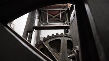 PRODUKTION - Blick auf die Zahnräder im Maschinenraum des wohl ältesten Paternosters der Welt im Flüggerhaus. Foto: Marcus Brandt/dpa
