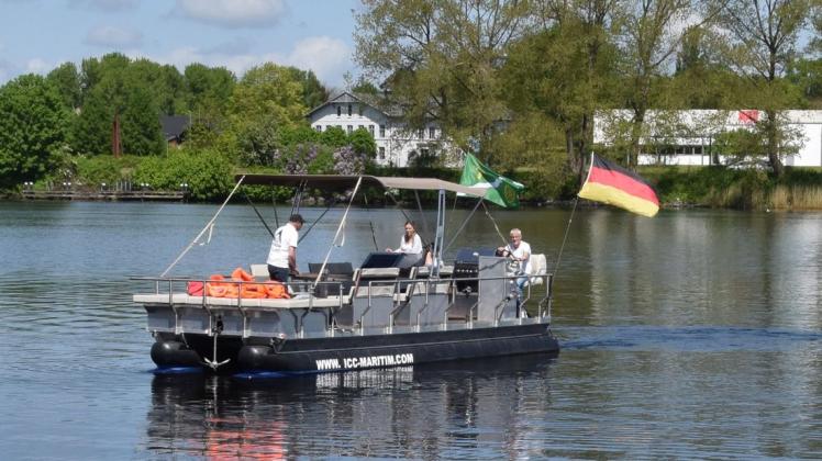 Mit einem Elektro-Floß über die Obereider: Bisher fahren die Fahrzeuge der Firma ICC-Maritim vor allem in Süddeutschland.