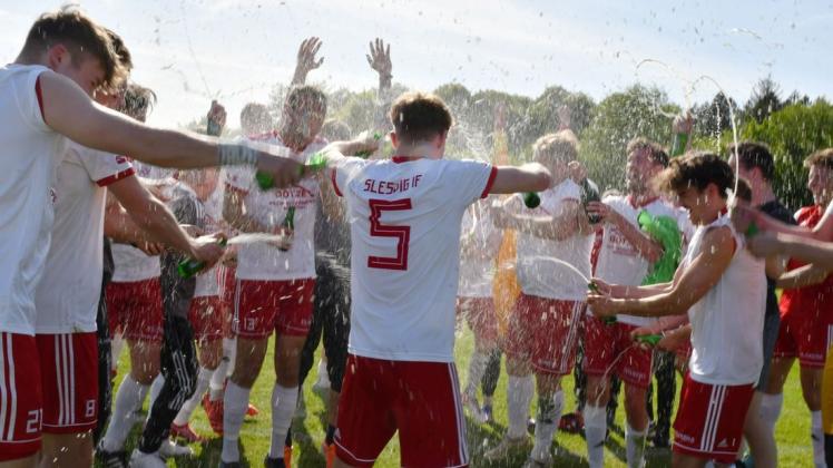 Bierdusche nach dem Schlusspfiff: Die Spieler von Schleswig IF feiern ausgelassen die Meisterschaft.