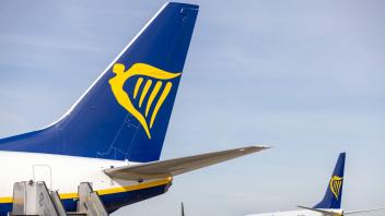 ARCHIV - Europas größte Billigfluggesellschaft Ryanair hat den Verlust im abgelaufenen Geschäftsjahr deutlich eingedämmt, hält sich mit einer Prognose für das laufende Jahr aber zurück. Foto: Daniel Karmann/dpa