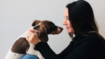 Tierpräparatorin Jennifer Dörk mit ihrem Hund Kalli