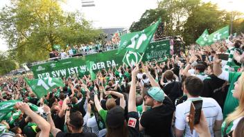 Werder Bremen feierte mit den Fans den Aufstieg. Foto: Carmen Jaspersen/dpa