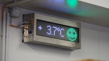 HANDOUT - Ein Thermometer im Kühlhaus eines Unternehmens zeigt die Temperatur neben einem Smiley an. Foto: Energiekonsens/dpa/Handout - ACHTUNG: Nur zur redaktionellen Verwendung im Zusammenhang mit der aktuellen Berichterstattung und nur mit vollständiger Nennung des vorstehenden Credits