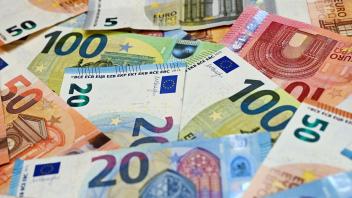 ARCHIV - Eurobanknoten liegen auf einem Tisch. Foto: Patrick Pleul/dpa-Zentralbild/dpa/Symbolbild