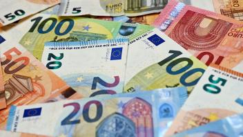 ARCHIV - Eurobanknoten liegen auf einem Tisch. Foto: Patrick Pleul/dpa-Zentralbild/dpa/Symbolbild