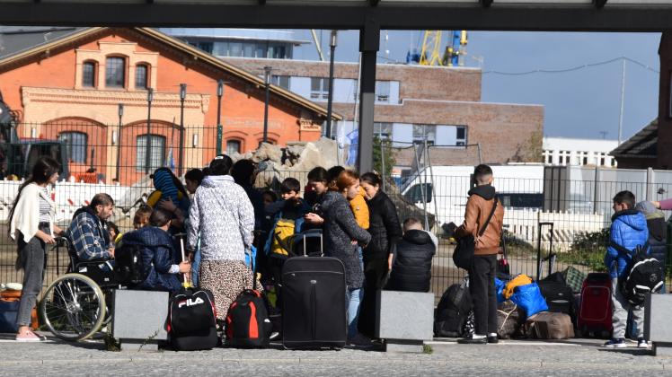 Sinti und Roma am Bahnhof Wismar auf dem Rückweg nach München