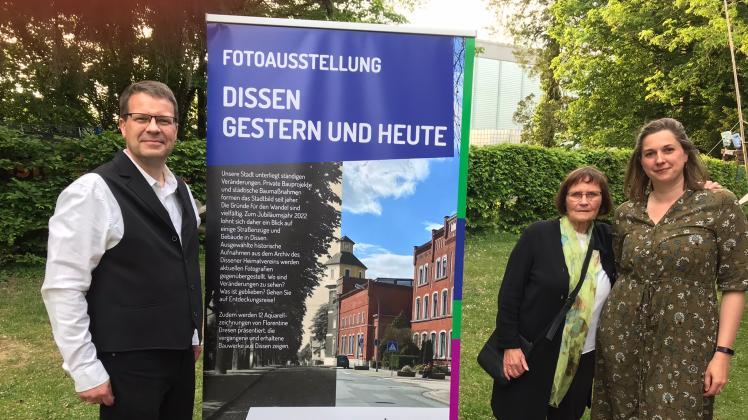 Derk van Berkum (Kuk-Sol), Rosemarie Rieke (Heimatverein) und Kuratorin Birte Belter (Verein „1.200 Jahre Dissen“) freuen sich über die Eröffnung der Ausstellung.