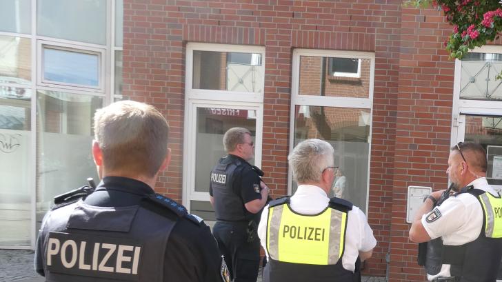 Polizeipräsenz am Morgen vor dem Hagenower Jobcenter in der Grubenstraße. Das Gebäude war wie alle anderen Center im Kreis auch wegen einer Bombendrohung evakuiert worden. 