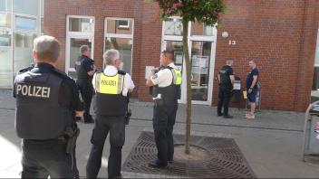 Polizeipräsenz am Morgen vor dem Hagenower Jobcenter in der Grubenstraße. Das Gebäude war wie alle anderen Center im Kreis auch wegen einer Bombendrohung evakuiert worden. 