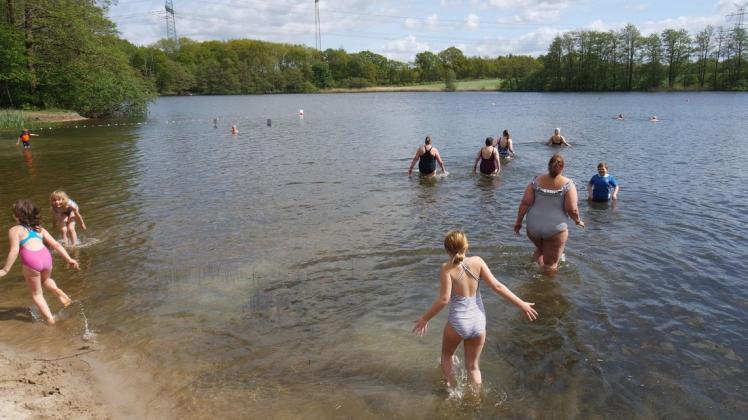 Ganz vorsichtig tasteten sich Kinder und Erwachsene ins Wasser vor. Nach einer kurzen Eingewöhnungsphase war der Spaß groß.