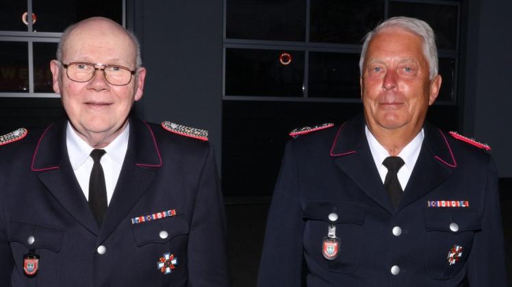 Uwe Hamkens (links) und Burkhard Sparr wurden jeweils für 50 Jahre aktiven Feuerwehrdienst geehrt.