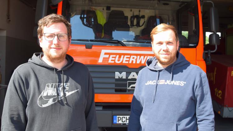 „Wo die Feuerwehr ist, werden auch wir sein“, sagen Toni Stubbe (r.) und Thomas Schoeß vom Förderverein der Freiwilligen Feuerwehr Sternberg.