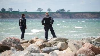Polizei überall: Beamte sichern den Strand am Veranstaltungsort des G7-Außenministertreffens.