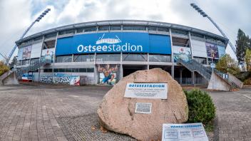 In das Rostocker Ostseestadion wurde in den vergangenen Monaten ein Millionenbetrag investiert. Die Verhandlungen zum Kauf der Arena durch die Hansestadt Rostock sind allerdings ins Stocken geraten.

