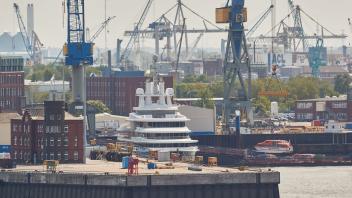 Die Megajacht Luna liegt im Werfthafen Hamburg. Foto: Georg Wendt/dpa/Archivbild