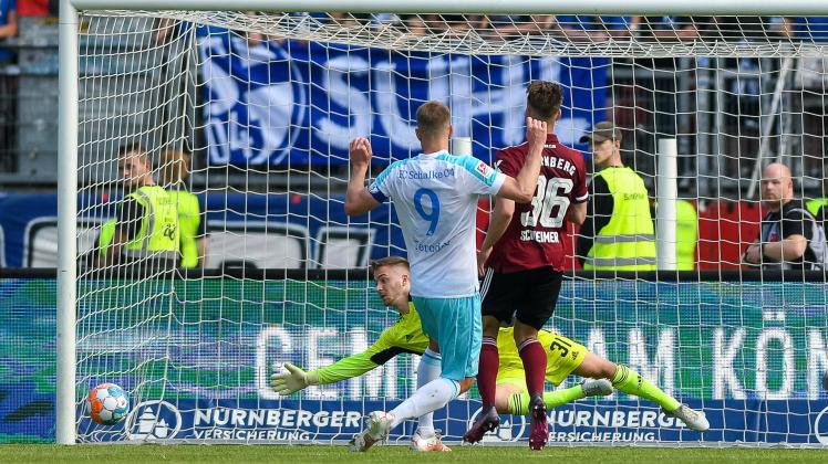 Simon Terodde (FC Schalke 04 09) trifft zum 2:1, 1. FC Nuernberg vs. FC Schalke 04, Fussball, 2. Bundesliga, Spieltag 3