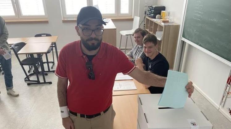 Unter den wachsamen Augen der Wahlhelfer Nico Kusch (hinten) und Eric Lamping warf Rewi Namo seinen Wahlzettel in die Urne.