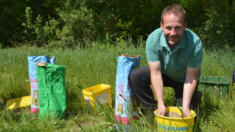 Der Initiator des Projekts Bienenglück, Onno Osterloh, vermengt vor der Aussaat die teure Blühmischung, die im Laufe des Jahres für eine bunte Blütenpracht sorgen soll.