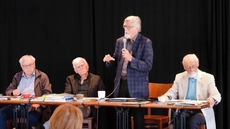 Auf dem Podium: (von links) Soziologe Harald Kerber, Sportwissenschaftler Elk Franke, Theologe Reinhold Mokrosch und Philosoph Arnim Regenbogen. 