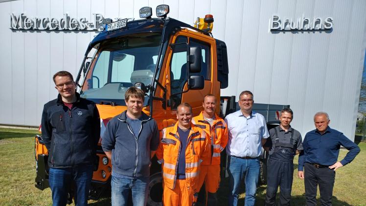 Die Mitarbeiter des Karstädter Betriebshofes konnten bei der Firma Bruhns in Karstädt ihren neuen Unimog in Empfang nehmen.