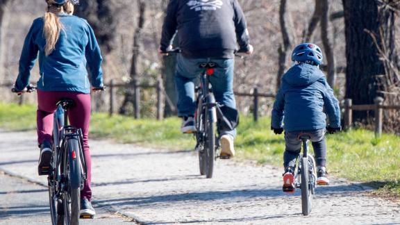 ILLUSTRATION - Mit Spaß und Sicherheit: Fahrräder für Kinder sollten hohen Qualitätsansprüchen genügen. Foto: Zacharie Scheurer/dpa-tmn