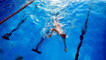 ARCHIV - Schwimmen schont die Gelenke und ist daher eine gut gewählte Sportart, wenn man von Arthrose betroffen ist. Foto: Hauke-Christian Dittrich/dpa/dpa-tmn