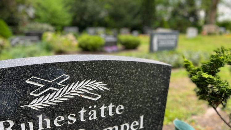 Symbolbild. Grabstein auf dem Friedhof Wismar, weitere Gräber im Hintergrund. Tod, Sterben, Bestattung, Grab, Beisetzung, Beerdigung.