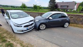 Unfall bei Wallenhorst: Auf einem schmalen Weg sind zwei Autos zusammengestoßen.