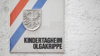 Ein Schild weist auf das Kindertagheim Olgakrippe hin. Foto: Marijan Murat/dpa